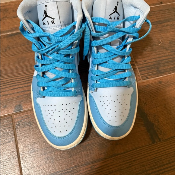 Air Jordan 1 Mid SE ‘Ice Blue’ - Picture 2 of 5
